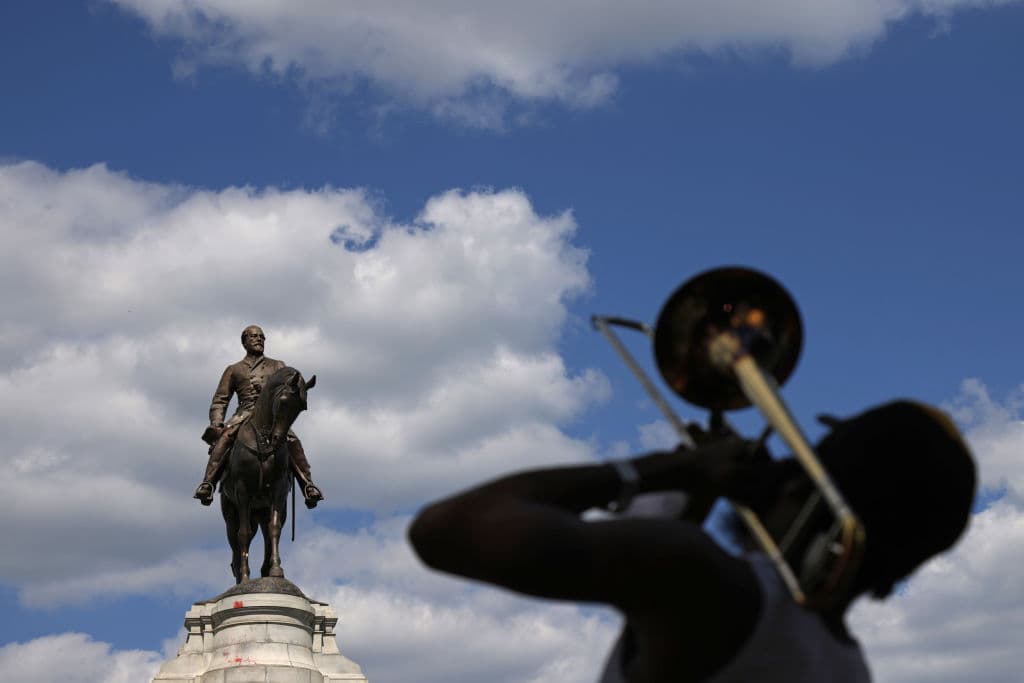 "Ponemos cosas en pedestales cuando queremos que la gente las mire. 
<b>Pensemos sobre el mensaje que esto envía a la gente </b>que viene de todo el mundo a visitar la ciudad capital de uno de los mayores estados de nuestro país. O de nuestros hijos", dijo Northam en junio de 2020.