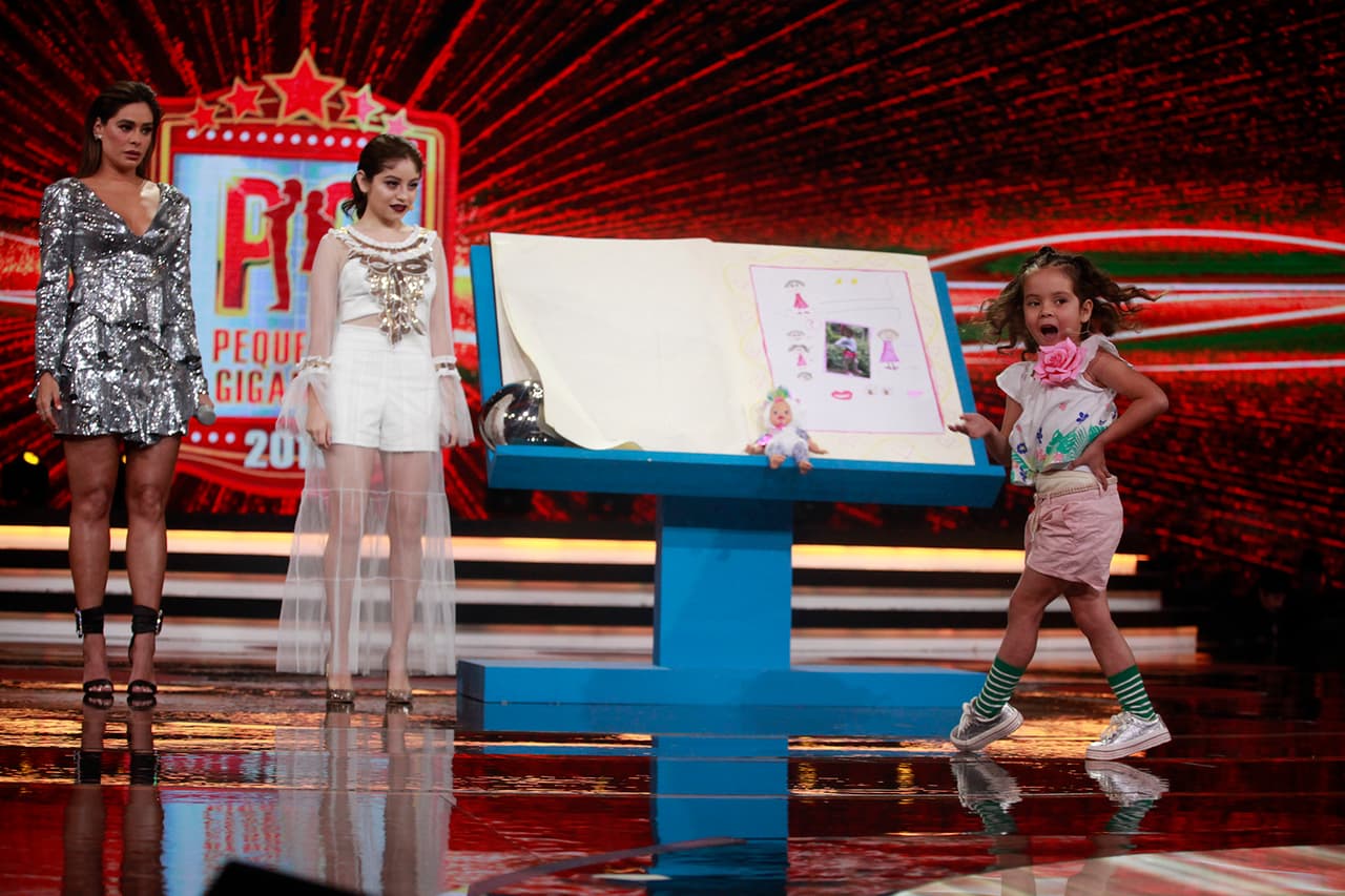 "¿Quieres que te enseñe a modelar?", le preguntó a Galilea. E hizo llamar a Karol en la pista.