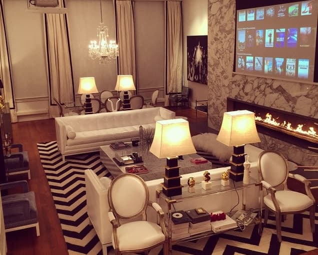 En la sala principal de su casa podemos ver la elegancia de la que se rodea. Paris ha gastado millones de dólares en estos gustitos.