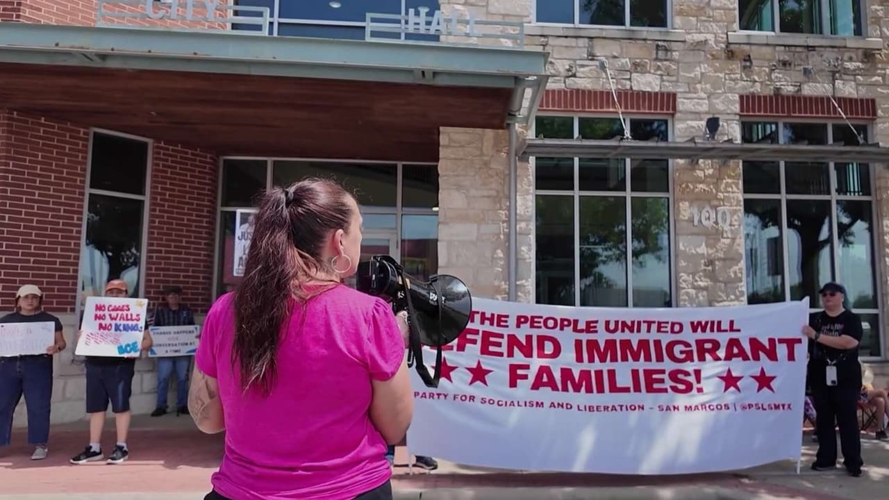 Protestan en Kyle contra redadas de ICE, piden un trato más humano a inmigrantes