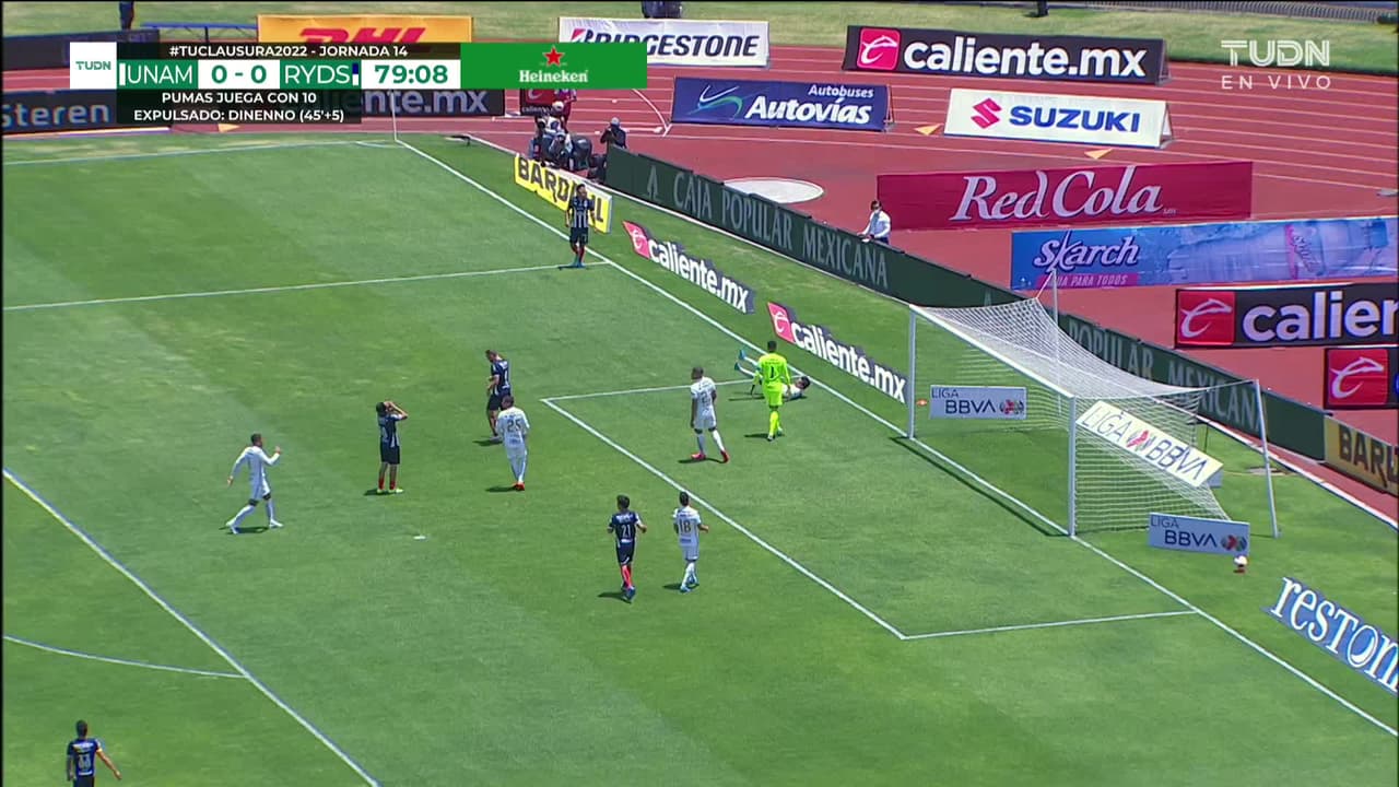 ¡CERCA! Maximiliano Meza disparó que se estrella en el poste.