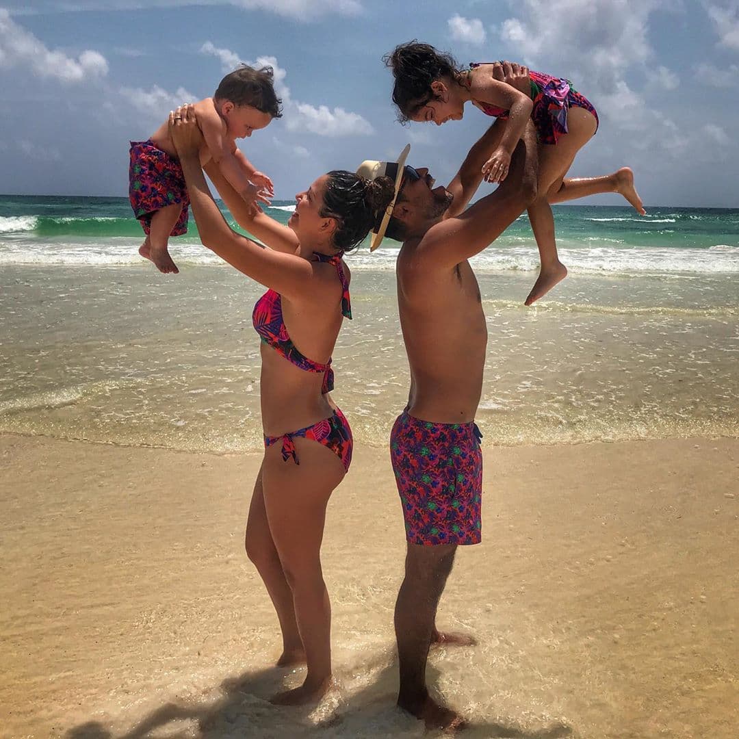 Nuestra conductora compartió en sus redes sociales esta fotografía donde aparece toda su familia usando el mismo estampado en los bañadores.
<br>