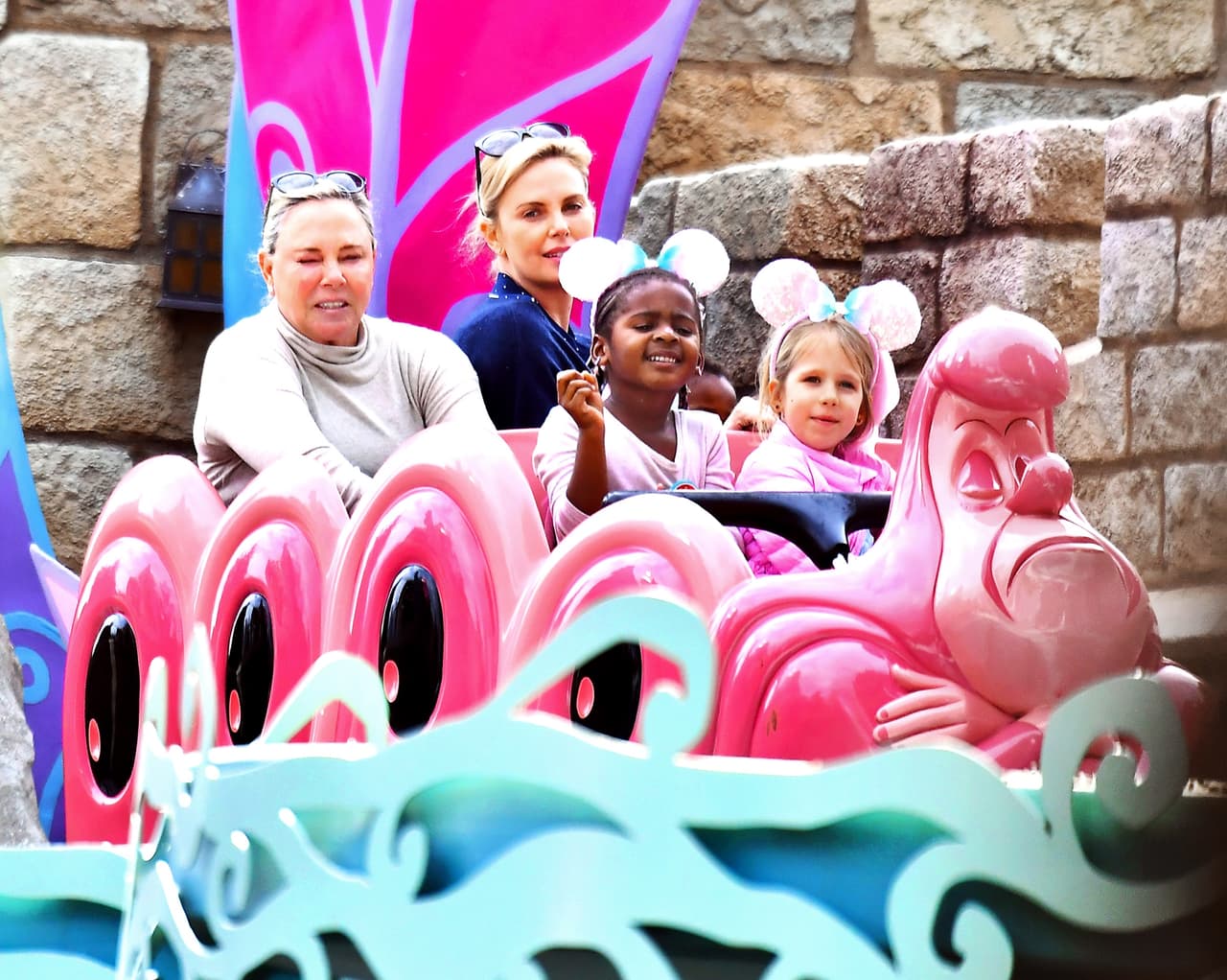 Estaban felices en la atracción de Alice in Wonderland.