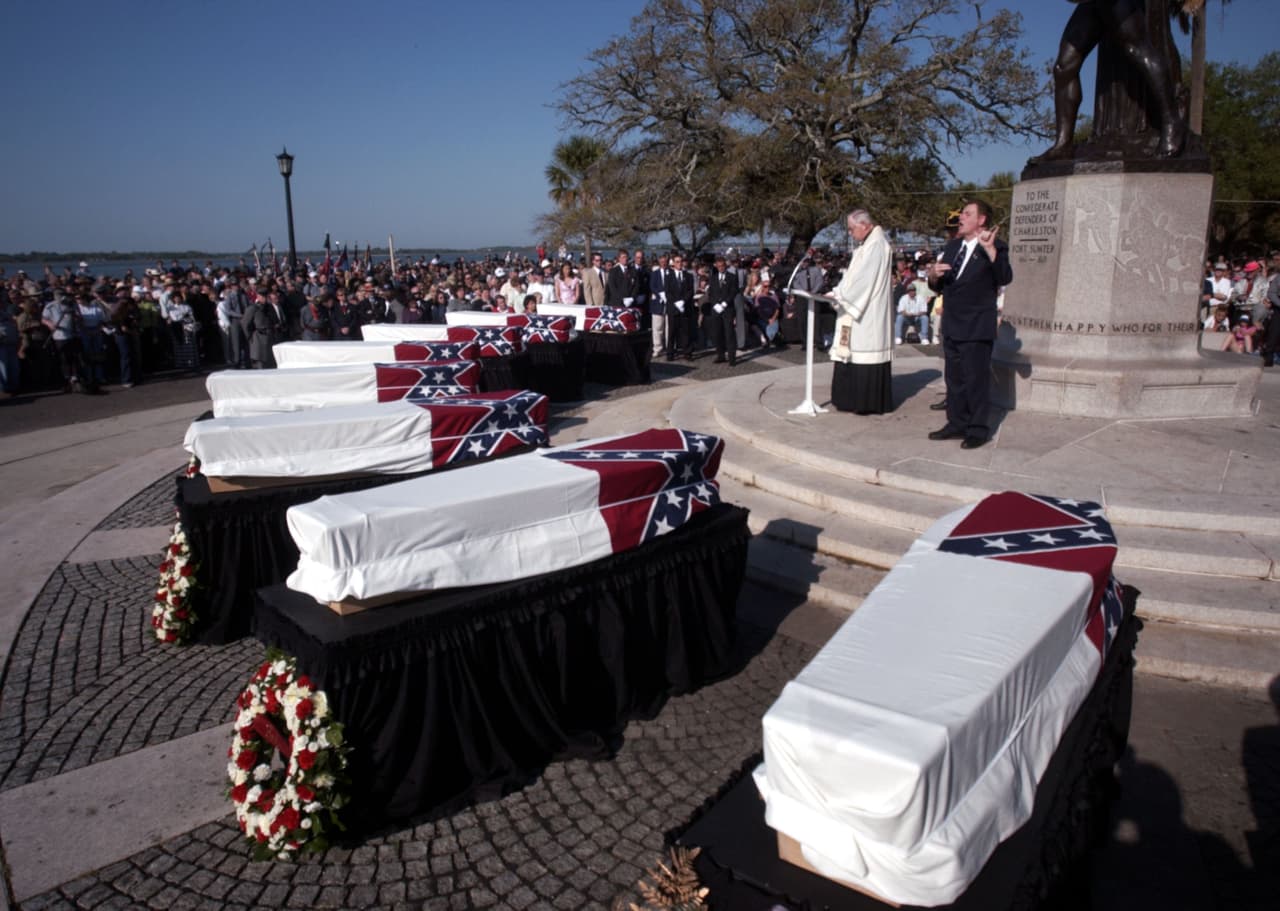El 17 de abril de 2014, en Charleston, Carolina del Sur, la tripulación fue enterrada tras sus funerales. Asistieron cientos de personas, entre ellos los descendientes directos de los confederados que fallecieron hace más de un siglo y medio.