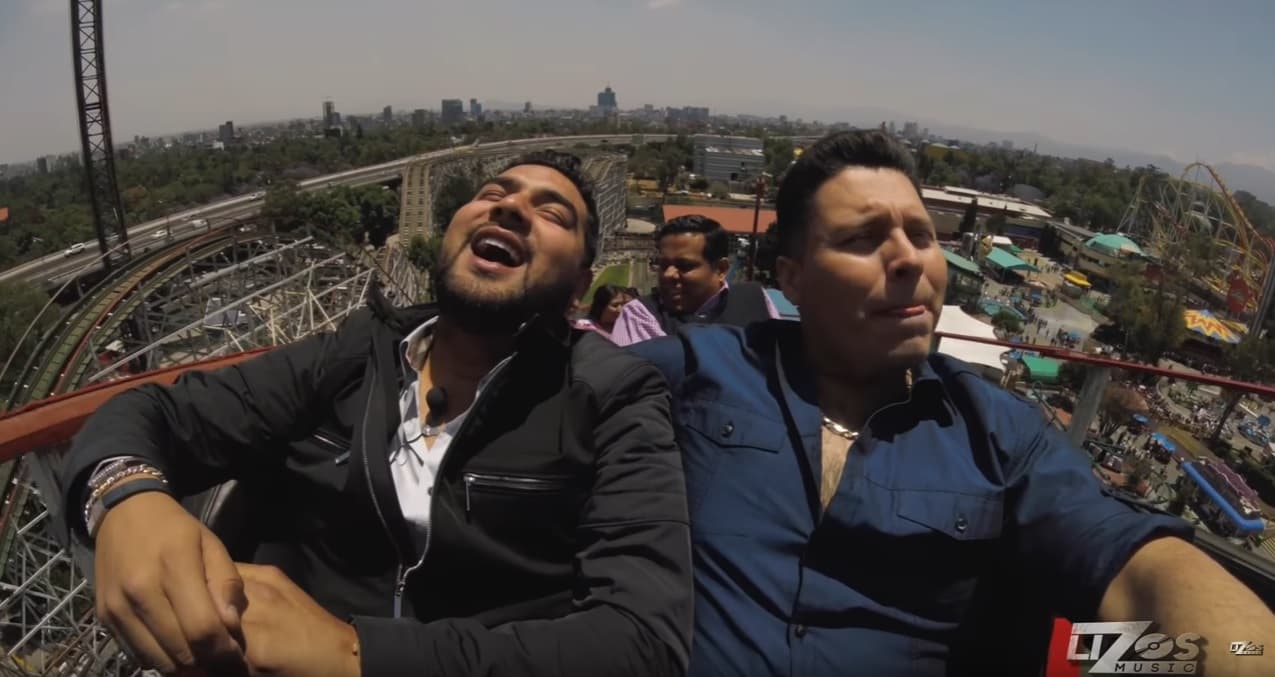 La Banda MS canta desde una montaña rusa a 110 km/h