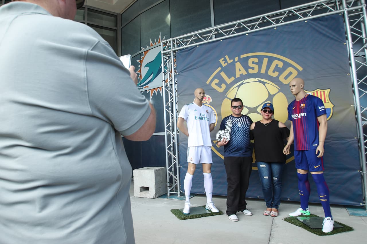 Algunos fanáticos aprovechaban la ocasión para tomarse fotos con los maniquís de los uniformes oficiales de ambas escuadras españolas.