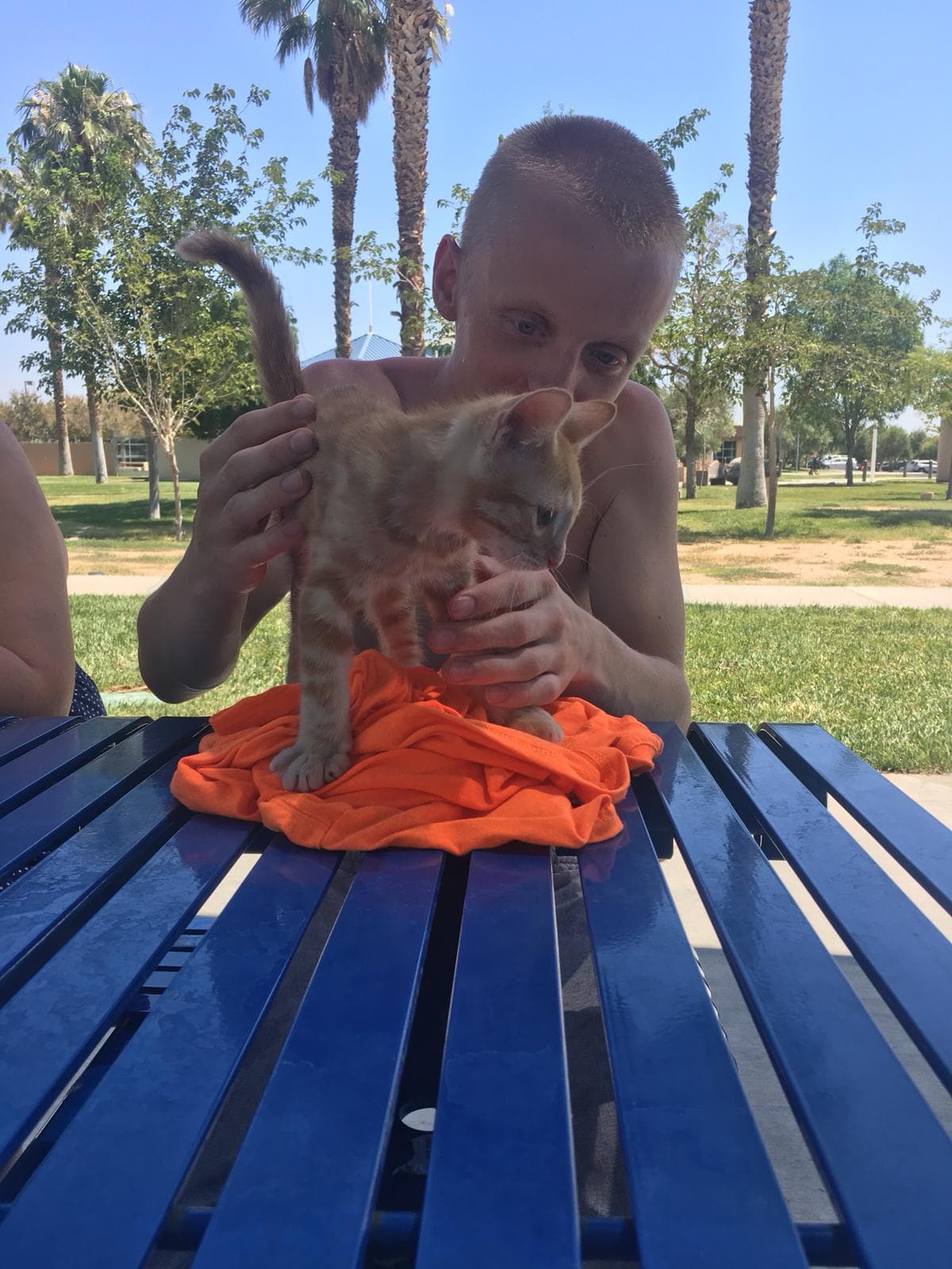 Devin Carl lleva dos días en el refugio de la Cruz Roja. Tal como él fue ayudado en su evacuación, él hizo lo mismo con este pequeño gato, a quien llamó Spirit.