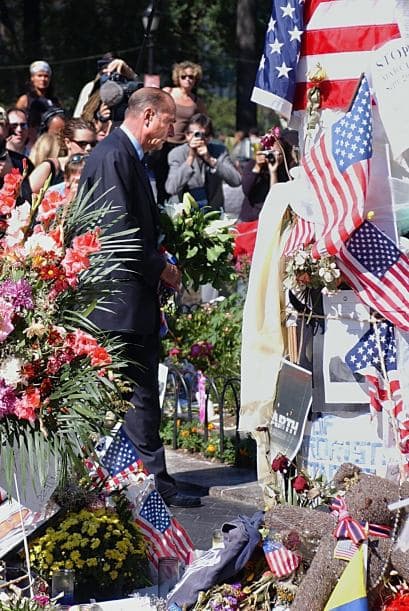 El 11 de septiembre Estados Unidos fue víctima de horrendos ataques terroristas: Al Qaeda secuestró e impactó cuatro aviones contra varios objetivos y que causaron la muerte y destrucción, siendo el episodio que precedería a la guerra de Afganistán y a la adopción por el Gobierno estadounidense y sus aliados de la política denominada de Guerra contra el terrorismo. Los atentados fueron cometidos por diecinueve miembros de la red yihadista Al-Qaida,1 divididos en cuatro grupos de secuestradores, cada uno de ellos con un terrorista piloto que se encargaría de pilotar el avión una vez ya reducida la tripulación de la cabina. Los aviones de los vuelos 11 de American Airlines y 175 de United Airlines fueron los primeros en ser secuestrados, siendo ambos estrellados contra las dos torres gemelas del World Trade Center, el primero contra la torre Norte y el segundo poco después contra la Sur, provocando que ambos rascacielos se derrumbaran en las dos horas siguientes.2 3 El tercer avión secuestrado pertenecía al vuelo 77 de American Airlines y fue empleado para ser impactado contra una de las fachadas del Pentágono, en Virginia. El cuarto avión, perteneciente al vuelo 93 de United Airlines, no alcanzó ningún objetivo al resultar estrellado en campo abierto, cerca de Shanksville, en Pensilvania, tras perder el control en cabina como consecuencia del enfrentamiento de los pasajeros y tripulantes con el comando terrorista.