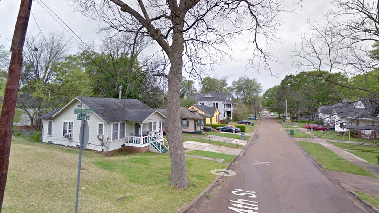 <b>Puesto 1. Yazoo City, Mississippi. </b>Esta ciudad es una las lugares más pobres del país (su tasa de pobreza es del 42,6%). Más de uno de cada cinco hogares del área vive con un ingreso de menos de 10,000 dólares al año y enfrentan una tasa de desempleo del 20,7%. En los últimos cinco años la población de la ciudad se redujo en un 3.5%, tiene 11,076 habitantes.