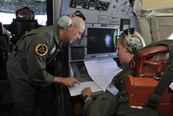 Las autoridades australianas indicaron que la búsqueda con radares del avión malasio desaparecido el pasado 8 de marzo con 239 personas a bordo ha sido infructuosa y replantearon una "estrategia visual" para localizar los posibles restos del aparato en el océano Índico. Dos aeronaves con "observadores entrenados" asomados a las ventanillas rastrean una zona de la extensión de la península Ibérica al suroeste de Australia, mientras otras dos se encuentran en camino para peinar la región donde ayer fueron detectados en unas imágenes de satélite dos objetos que podrían pertenecer a la aeronave. Un avión P3 Orion de las Fuerzas Aéreas australianas regresó este viernes a su base después de sobrevolar sin resultados positivos el lugar, señaló Young. Tony Abbott, declaró que harán "todo lo posible" para encontrar y confirmar si los restos pertenecen al vuelo MH370. "Ahora mismo podrían ser unos contenedores que han caído de un barco, nosotros no sabemos", advirtió Abbott.