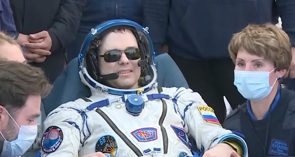 Durante el descenso, Prokopyev dijo a los controladores en tierra que los tres se sentían bien. Fueron puestos en sillas reclinables hasta que recuperen el equilibrio. Posteriormente,
<a href="https://www.univision.com/local/miami-wltv/ejercicios-para-no-perder-la-masa-de-los-huesos-la-preparacion-de-frank-rubio-para-su-viaje-al-espacio-video">tendrán que someterse a una serie de controles médicos.</a> Se espera que
<b>Rubio esté de vuelta en Elligton Field, en Houston, este jueves 28 de septiembre.</b>
<br>