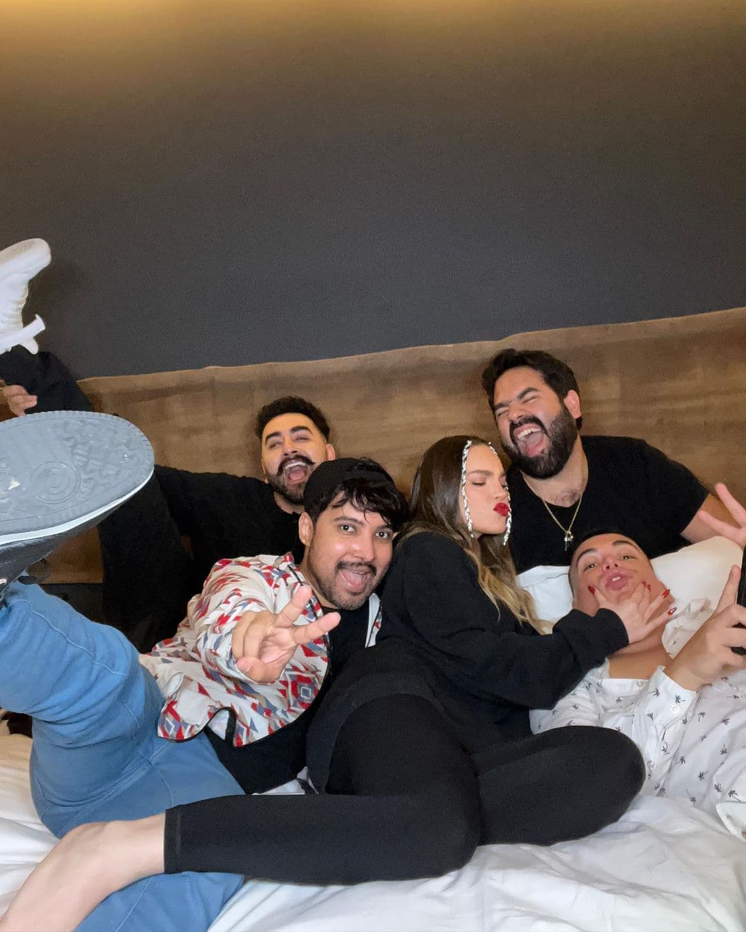 Sin embargo, Belinda no solo viajó con él, a su vacaciones se unieron otros tres amigos, Ricardo 'Oso' Ramírez, Roddo González y Beto Razcón, con quienes salió a divertirse.