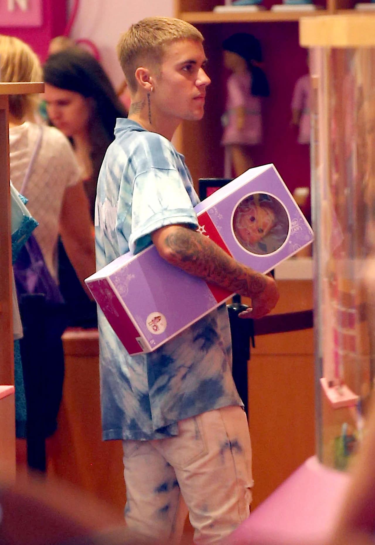 De inmediato le dio una muñeca a su hermano y a Bieber no le quedó más que cargarla.