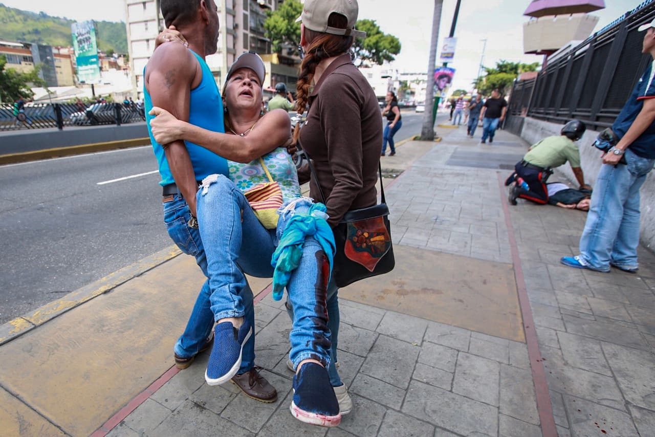 En Catia, una zona del oeste de Caracas que tradicionalmente ha sido chavista, se reportó al menos un muerto luego de que grupos armados dispararan contra la multitud que hacia fila para votar.