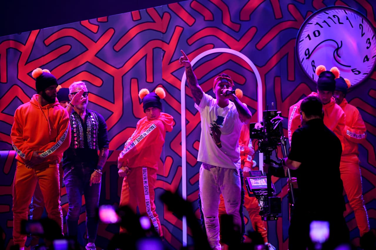 Cómo olvidar el debut del millonario Gianlucca Vachi en Premios Juventud. Se presentó al lado de J. Balvin y fungió como DJ en el tema 'Mi gente'.