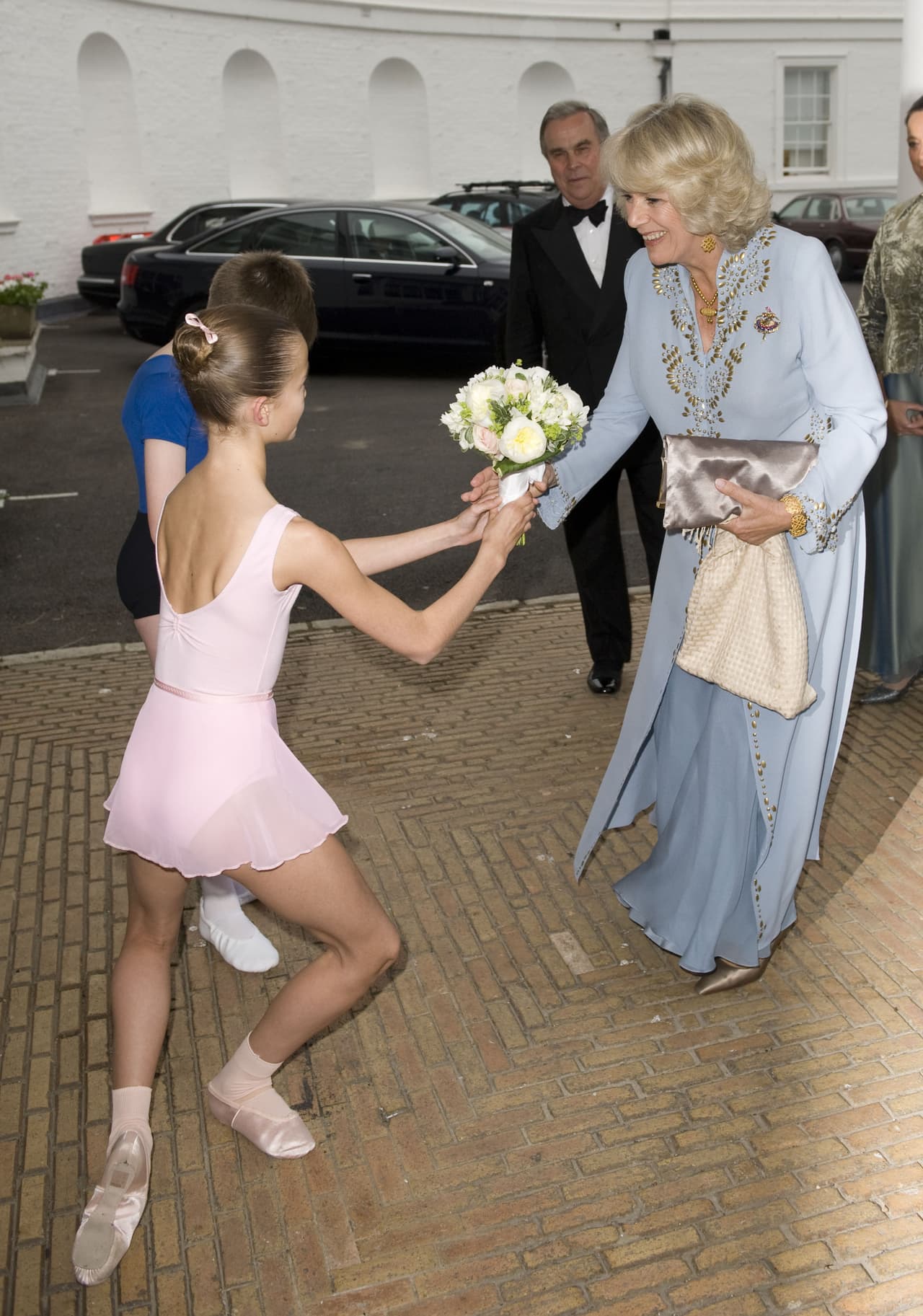 "Cuando estamos en Londres nos reunimos una vez a la semana y ha marcado una diferencia increíble. 
<b>Siempre me ha gustado bailar</b>, pero nunca había probado el ballet", confesó Camilla en la videollamada.