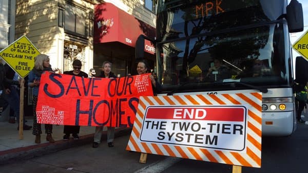 Decenas de personas bloquearon los autobuses que trasladan a empleados de varias compañías de tecnología para exigir un alto a los desalojos.