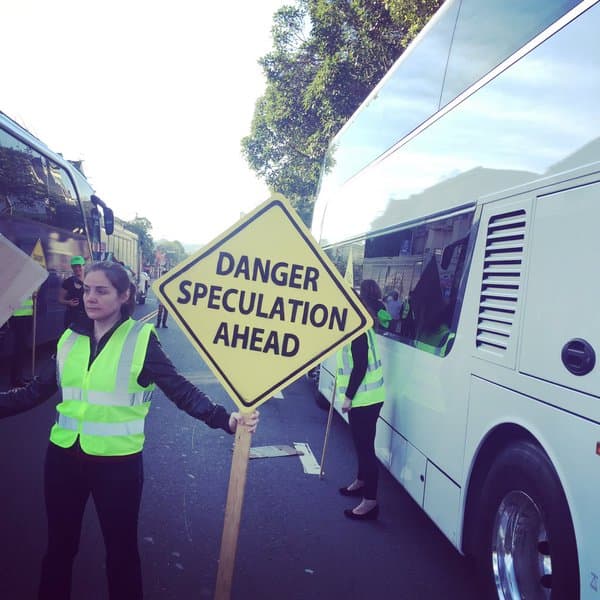 Decenas de personas bloquearon los autobuses que trasladan a empleados de varias compañías de tecnología para exigir un alto a los desalojos.