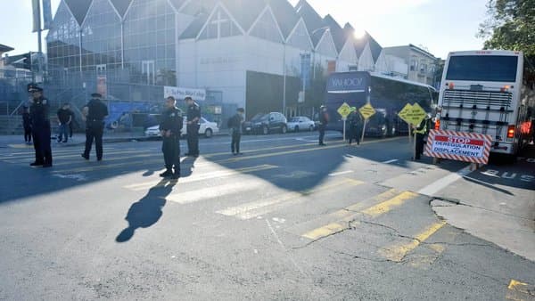 Decenas de personas bloquearon los autobuses que trasladan a empleados de varias compañías de tecnología para exigir un alto a los desalojos.