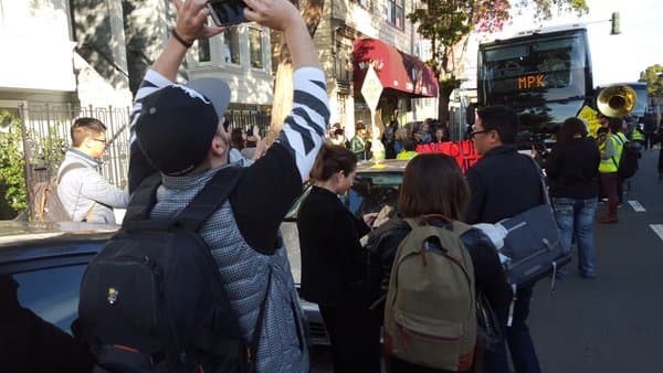 Decenas de personas bloquearon los autobuses que trasladan a empleados de varias compañías de tecnología para exigir un alto a los desalojos.