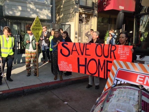 Decenas de personas bloquearon los autobuses que trasladan a empleados de varias compañías de tecnología para exigir un alto a los desalojos.
