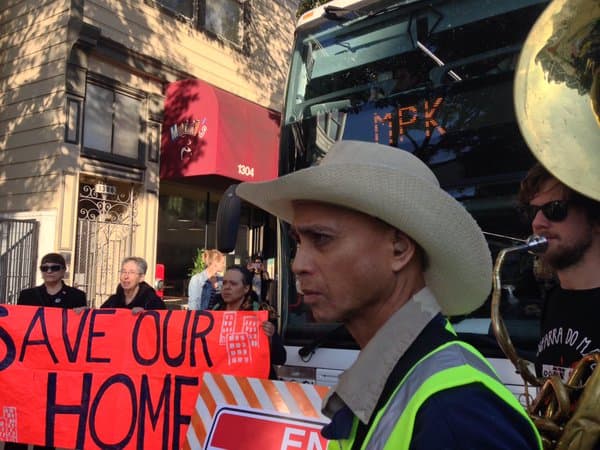Decenas de personas bloquearon los autobuses que trasladan a empleados de varias compañías de tecnología para exigir un alto a los desalojos.