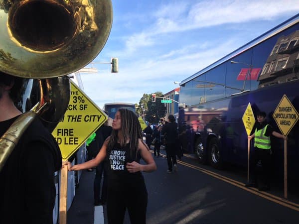 Decenas de personas bloquearon los autobuses que trasladan a empleados de varias compañías de tecnología para exigir un alto a los desalojos.