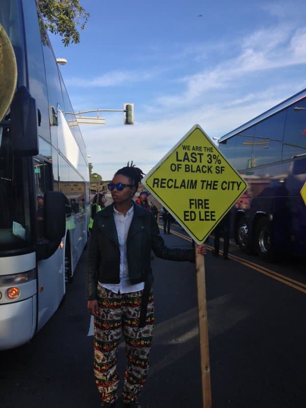 Decenas de personas bloquearon los autobuses que trasladan a empleados de varias compañías de tecnología para exigir un alto a los desalojos.