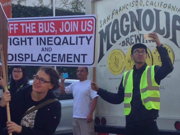 Decenas de personas bloquearon los autobuses que trasladan a empleados de varias compañías de tecnología para exigir un alto a los desalojos.