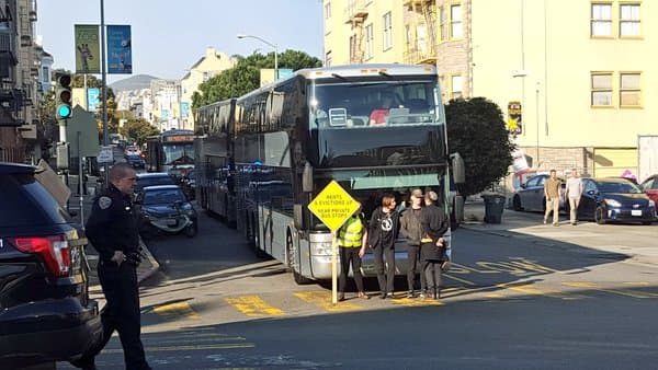 Decenas de personas bloquearon los autobuses que trasladan a empleados de varias compañías de tecnología para exigir un alto a los desalojos.