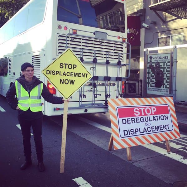 Decenas de personas bloquearon los autobuses que trasladan a empleados de varias compañías de tecnología para exigir un alto a los desalojos.