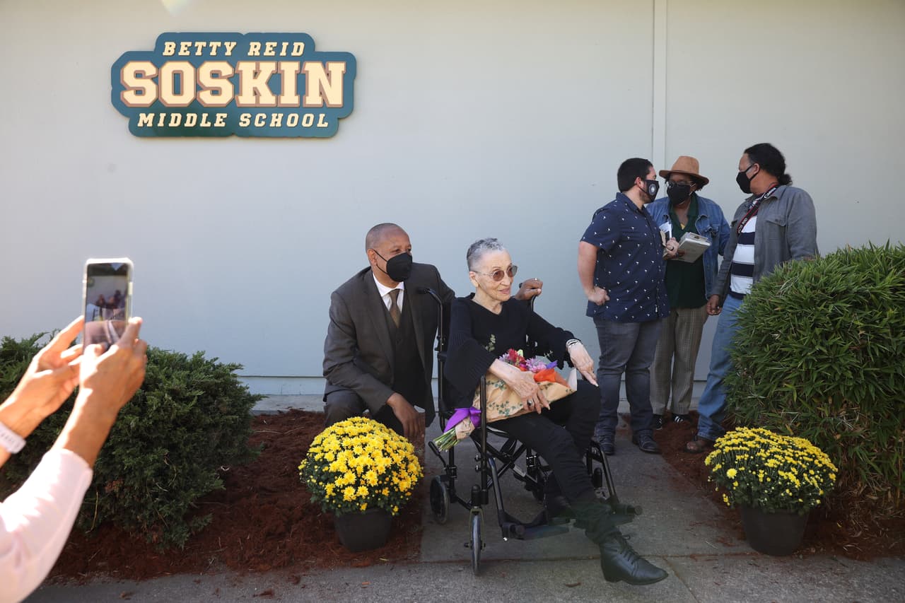 El 1995, Soskin fue nombrada como "Mujer del Año" por la Legislatura estatal de California, y en 2005, recibió el honor de ser incluida en la lista de las 10 mujeres "constructoras de comunidades y sueños" más sobresalientes en todo Estados Unidos que publica el Proyecto Nacional para la Historia de las Mujeres.