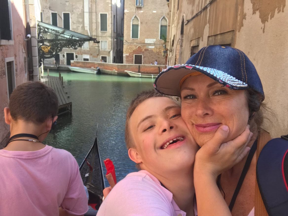 El joven ha cautivado a los fans de su mamá cada vez que ella
<b><a href="https://www.univision.com/famosos/sigue-luchando-lety-calderon-llora-emocionada-al-ver-el-gran-logro-que-alcanzo-su-hijo-luciano-video" target="_blank">comparte alguno de sus logros</a></b> o situaciones que vive ahora que está en la adolescencia.
<br>