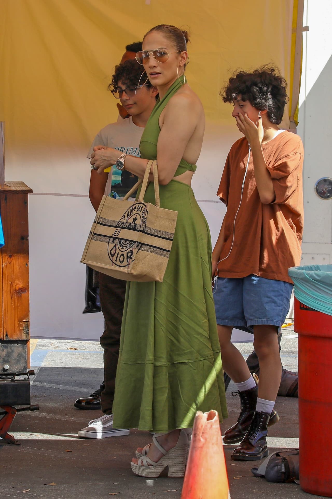 Mientras tanto, 
<b><a href="https://www.univision.com/famosos/jlo-ben-affleck-boda-looks-hijos-emme-seraphina-fotos" target="_blank">Emme optó por un look casual</a></b> y cómodo con una camiseta marrón holgada y jeans cortos azules.
<br>