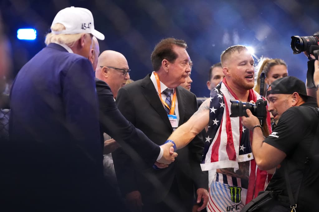 A quien sí pudo ver triunfar, teniendo las apuestas en contra, fue al peso ligero Justin Gaethje, quien unificó su campeonato en la UFC. 
<b>"Trabajo duro, bebé”, expresó el campeón.</b>
<br>Estrechó la mano del presidente Trump y proclamó: "Estoy hecho para estos momentos. Este deporte está hecho para mí".