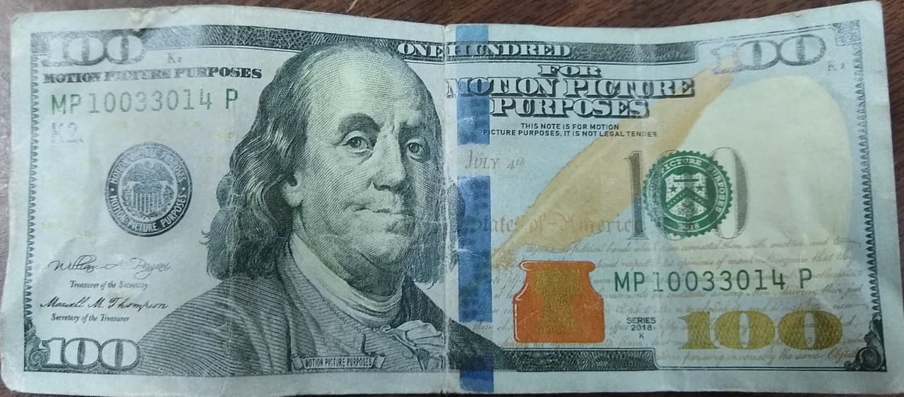 Algunos de los billetes que según las autoridades fueron utilizados durante las transacciones.