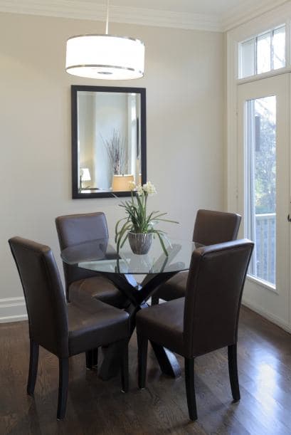 9. Espejito, espejito. Coloca un espejo justo frente a la ventana o puerta.