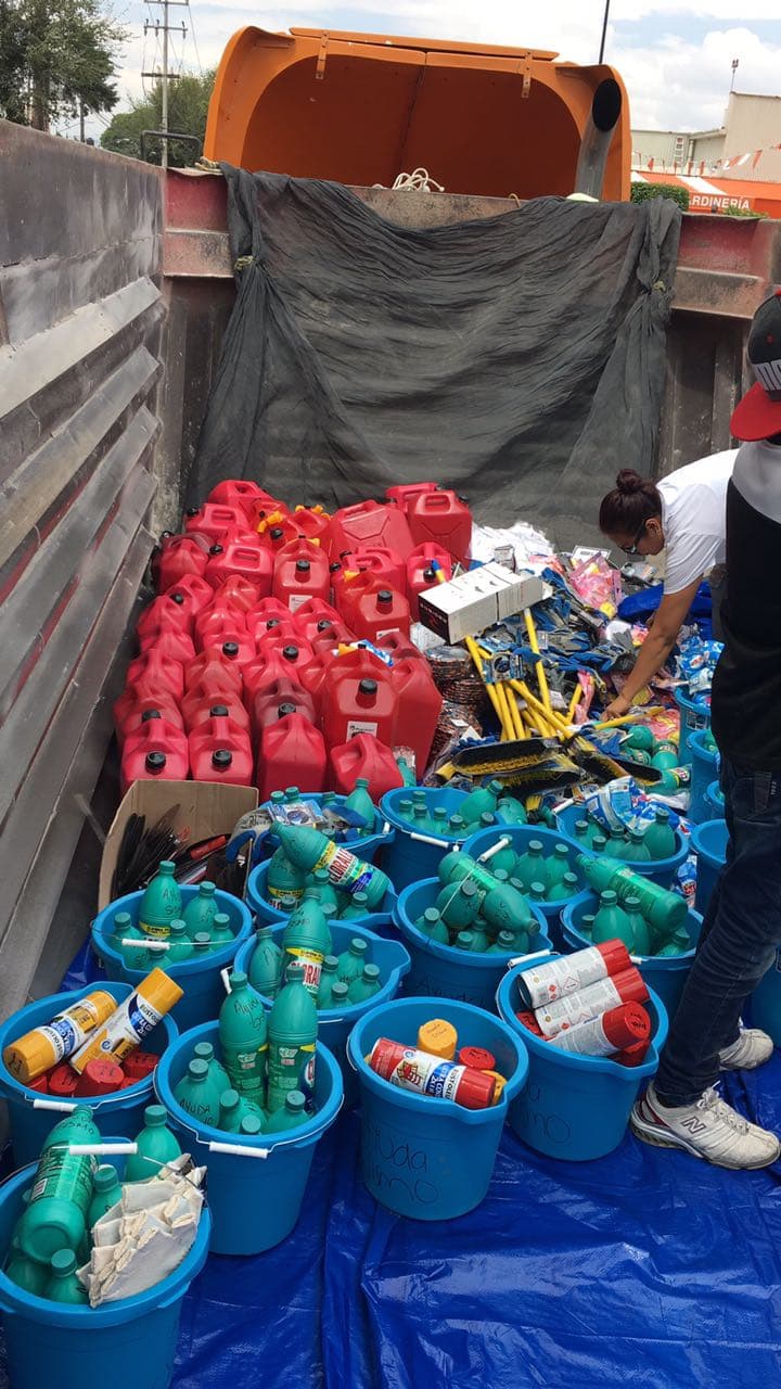 Esta es otra imagen de lo que el grupo Duelo donó, además de las herramientas llevaron utensilios de limpieza, líquidos, trapos, guantes, escobas, entre muchas cosas más.