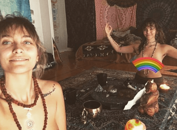 Paris compartió esta selfie en su cuenta de Instagram donde la hija de 'El Rey del Pop' escribió: "Nuestra conexión está más allá de lo que el idioma inglés puede describir ❤️️ Gracias por ascender conmigo, hermana #oneness".