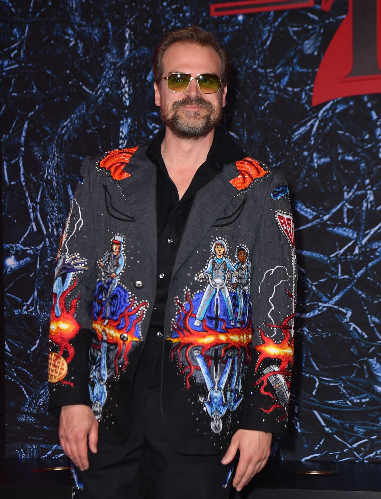 El actor de 47 años lleva el cabello más largo y su barba muy parecida a la que presumió al inicio de la serie.