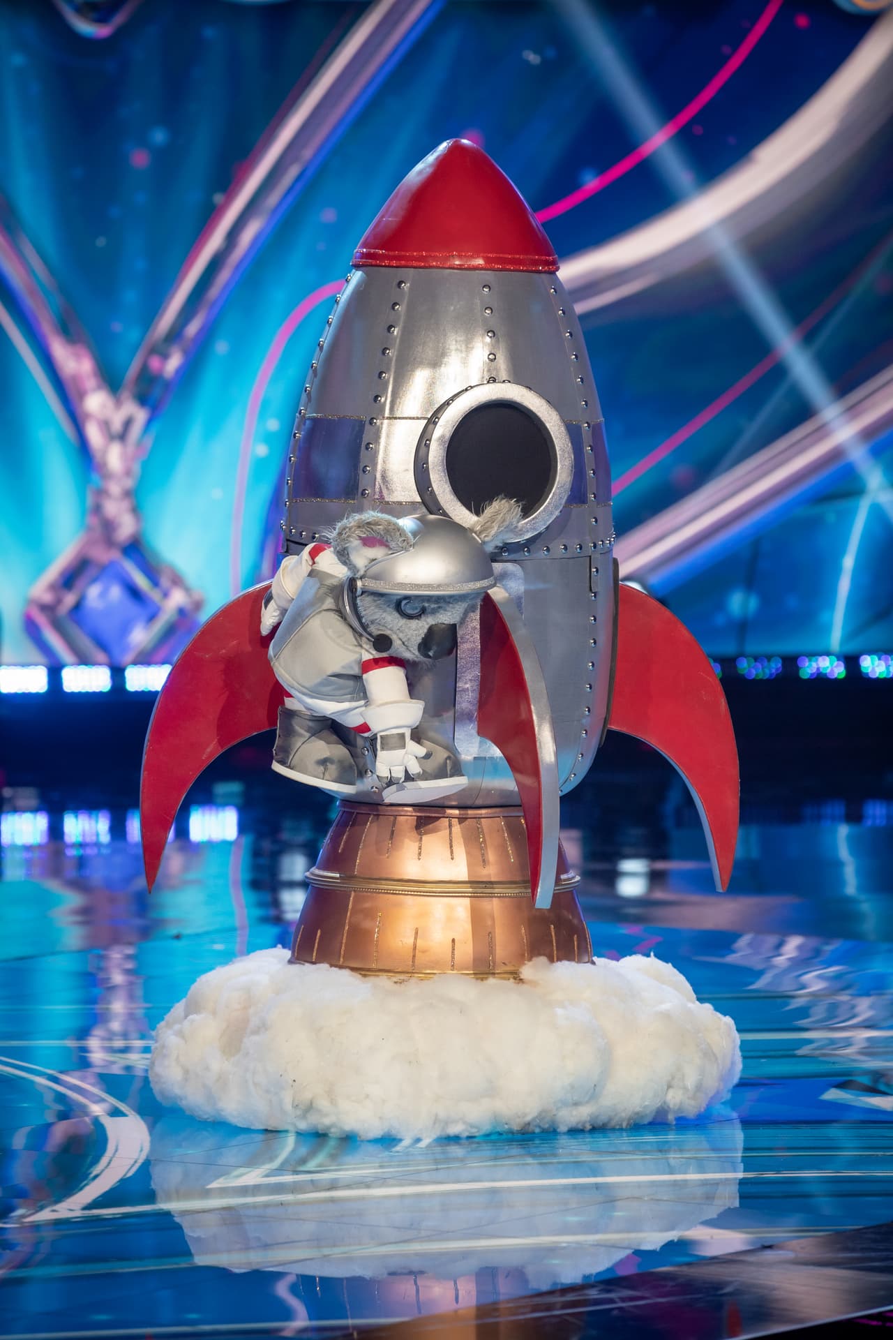 Por ello, Koaláctico fue el último personaje en despedirse de su máscara en esta semifinal de ¿Quién Es La Máscara? 2023, pero cuando íbamos a descubrir su identidad, Omar Chaparro reveló que será hasta la gran final cuando lo descubramos, así que no te la puedes perder. La cita es el próximo domingo a las 8P/7C por Univision.