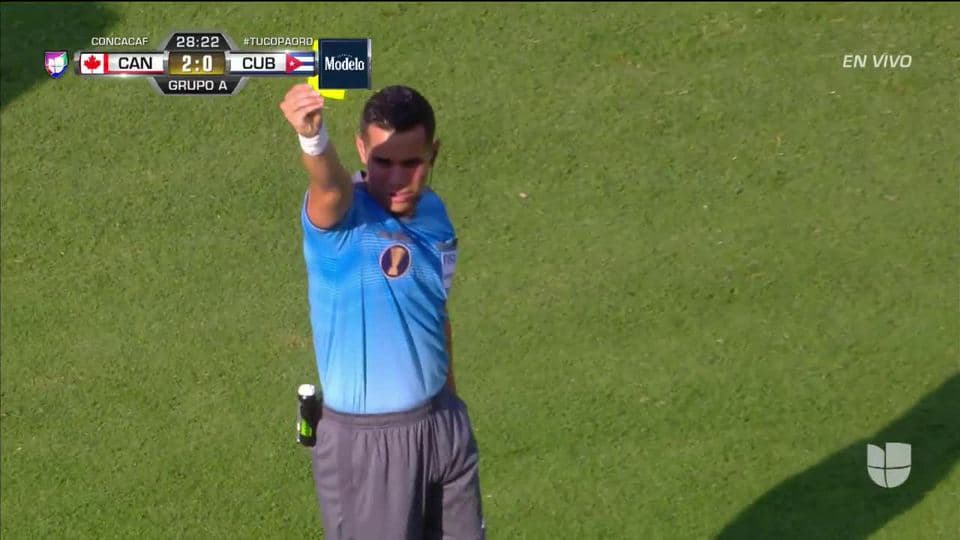 Tarjeta amarilla. El árbitro amonesta a Luis Paradela de Cuba