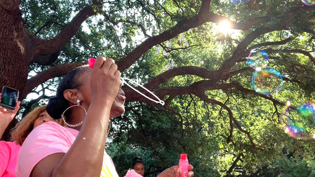 En el acto en memoria de Maleah hubo decenas de globos color rosa y las burbujas de jabón volaban por encima de la multitud.