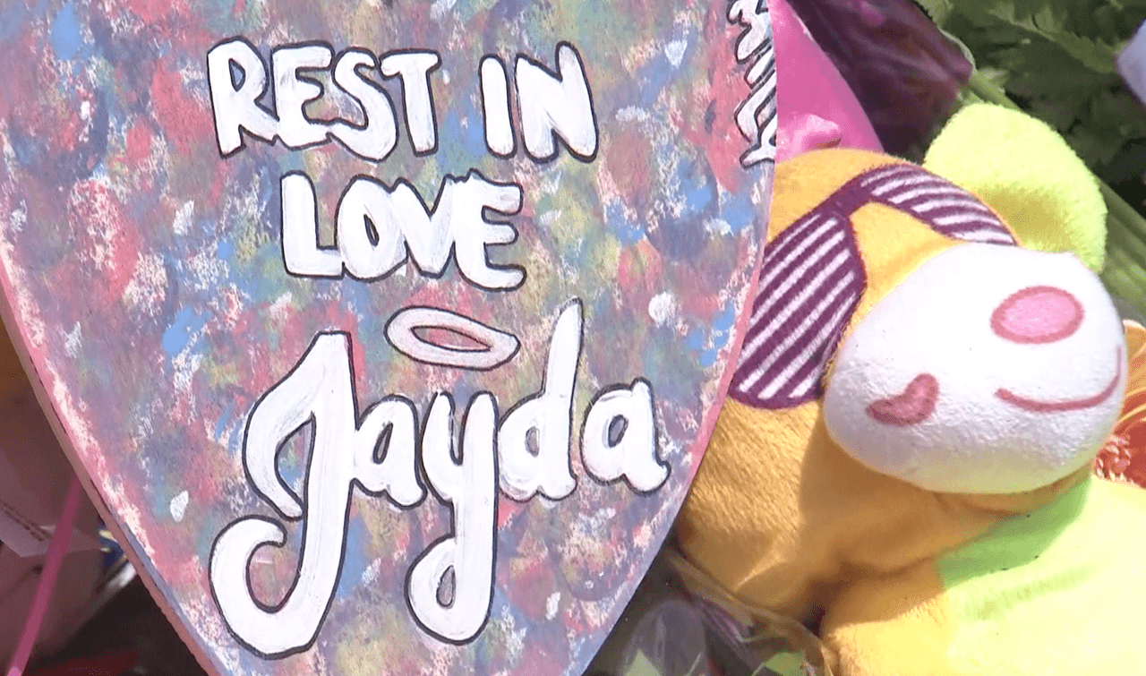 Robert Sánchez de 27 años, padre de ambos niños, también se encuentra hospitalizado con heridas graves y aún no tiene idea de la magnitud de la tragedia que deberá afrontar.