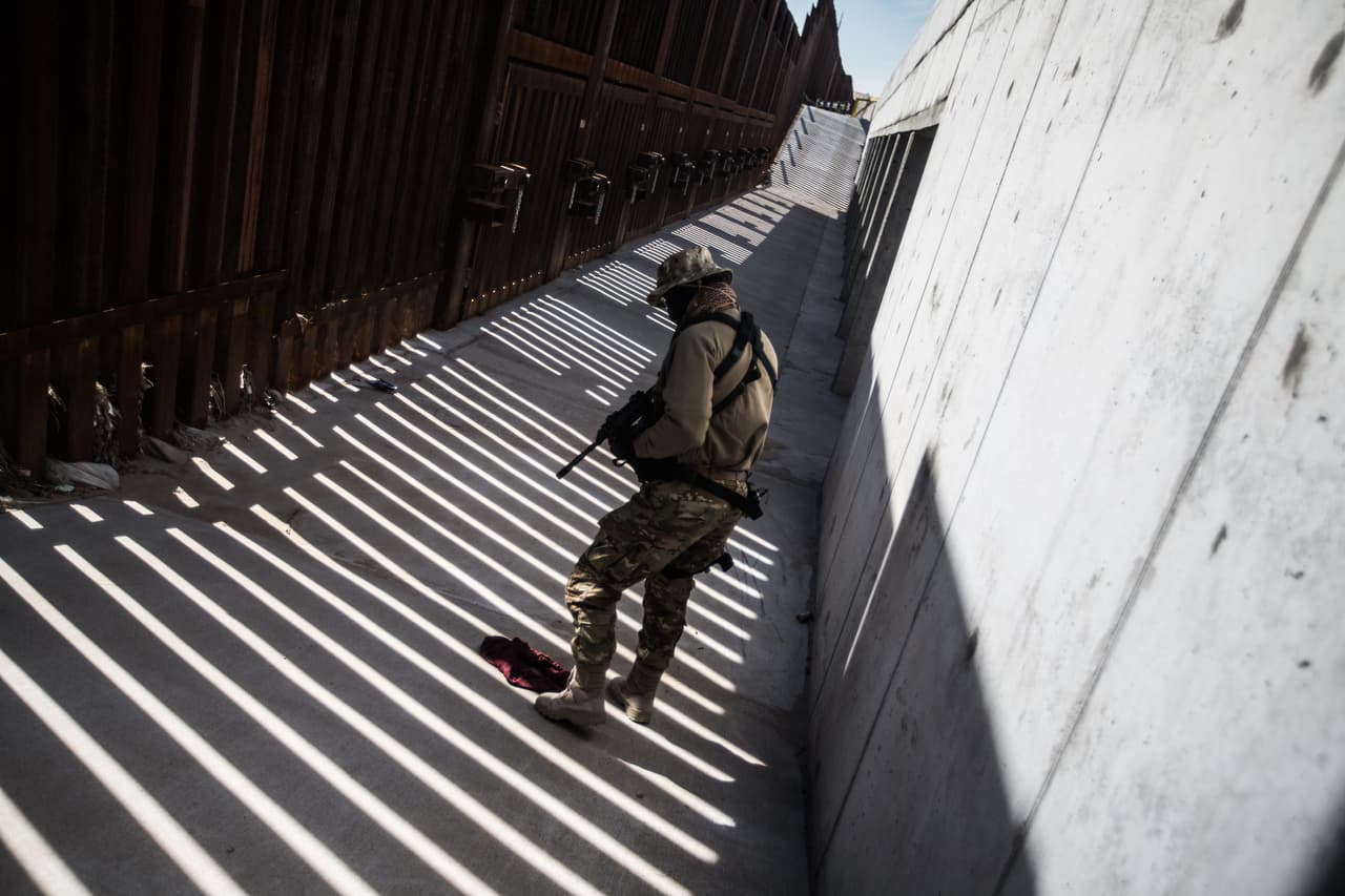 Viper, uno de los milicianos, encuentra una prenda de ropa en uno de los pasillos que recorren el muro fronterizo a la altura de Santa Teresa.