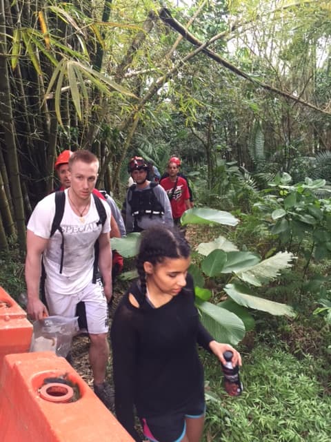 “Los celulares de ellos son europeos, por lo que tuvimos problemas de triangulación, no se marcaba. Anoche se pudieron comunicar con el 9-1-1 y estaban caminado por las veredas.", dijeron.