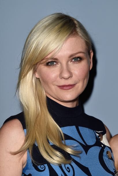 Una raya profunda hacia un lado lleva todas las miradas a los ojos y a los pómulos de Kirsten Dunst.