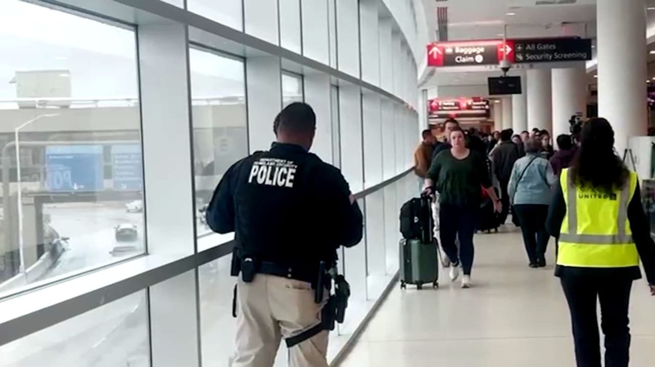 Temor por presencia de ICE en aeropuerto de Filadelfia; las filas siguen avanzando lento