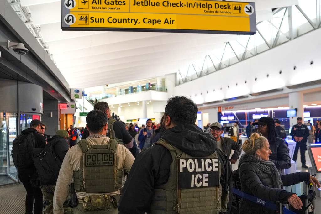 Trump afirmó el domingo que ordenaría enviar a agentes federales de inmigración a los aeropuertos para ayudar a la TSA, a menos que los demócratas aceptaran financiar el DHS. 
<br>
<br>Los demócratas se niegan a hacerlo a menos de ICE, entre otras agencias bajo el DHS, realicen cambios en sus operaciones.
