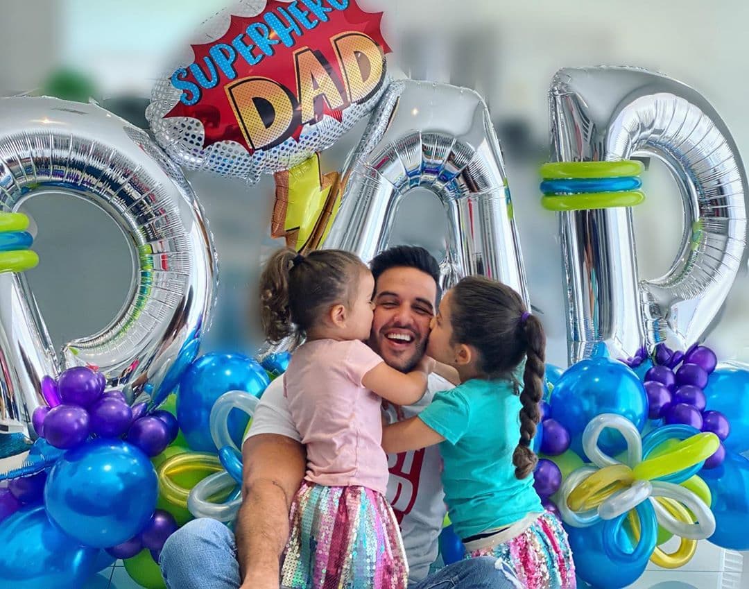 Anabella y Silvana lo consintieron como se merece y la foto junto a un bello arreglo de globos quedó perfecta.